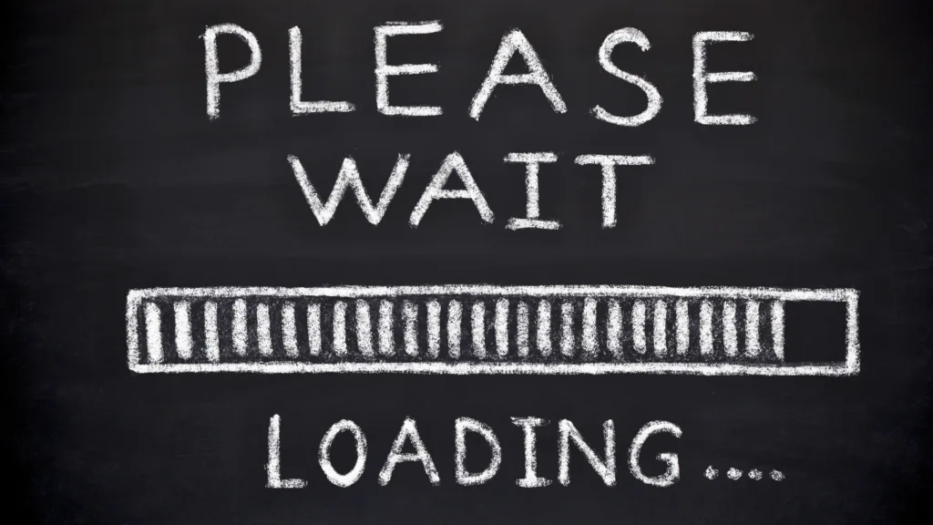 Inscription "Please wait, loading..." écrite à la craie sur un tableau noir avec une barre de chargement en dessous.
